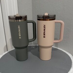 EUC Stanley 40oz Protours Sage gray and Gilded Sugar